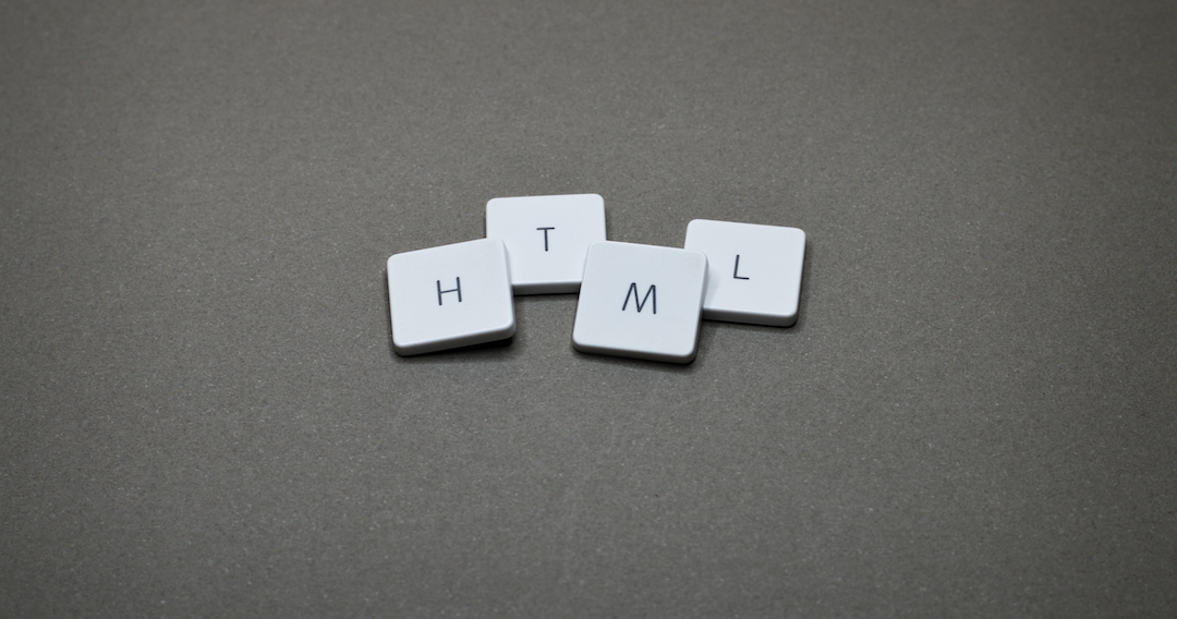 Lettres HTML - Photo par Miguel A. Padrinan de Pexels 
