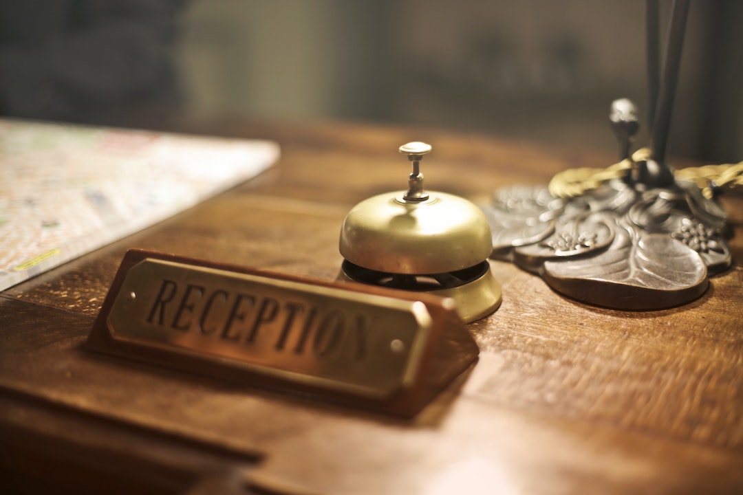 Bureau de réception - Photo par Andrea Piacquadio de Pexels