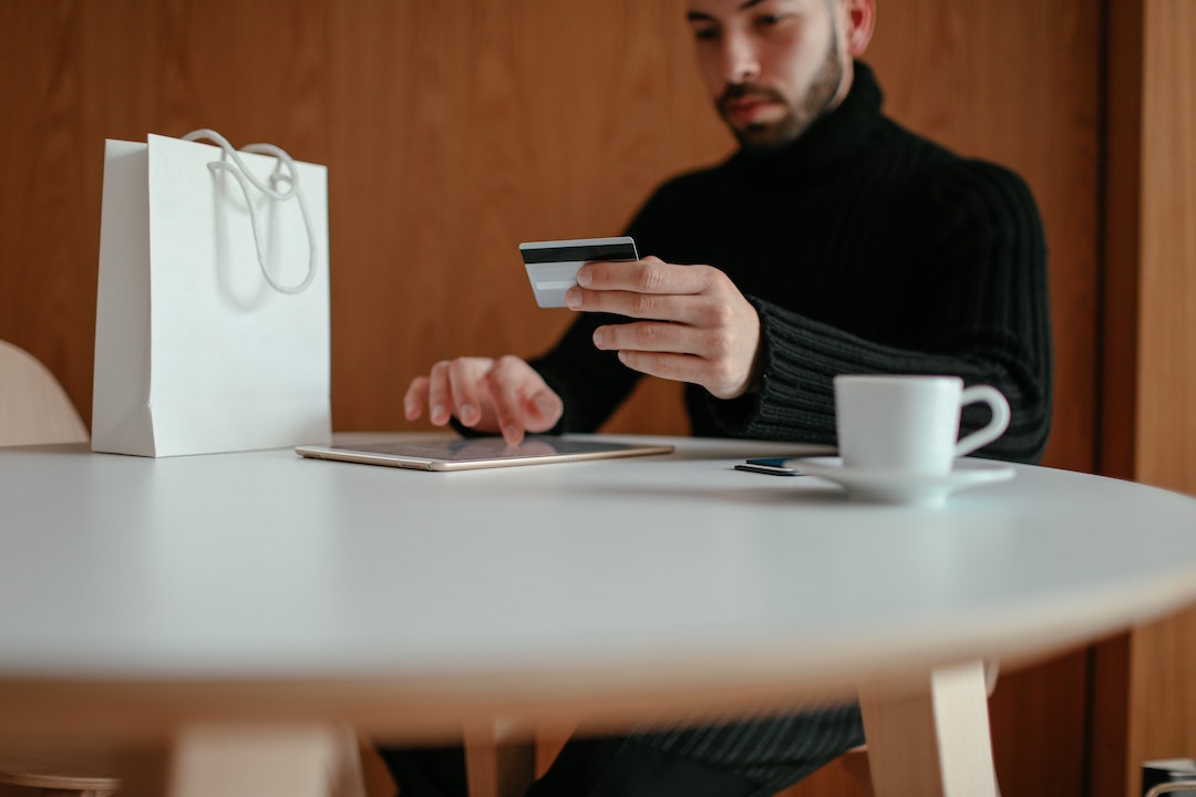 Homme avec une tablette et une carte de crédit - Photo par Cup of Couple de Pexels