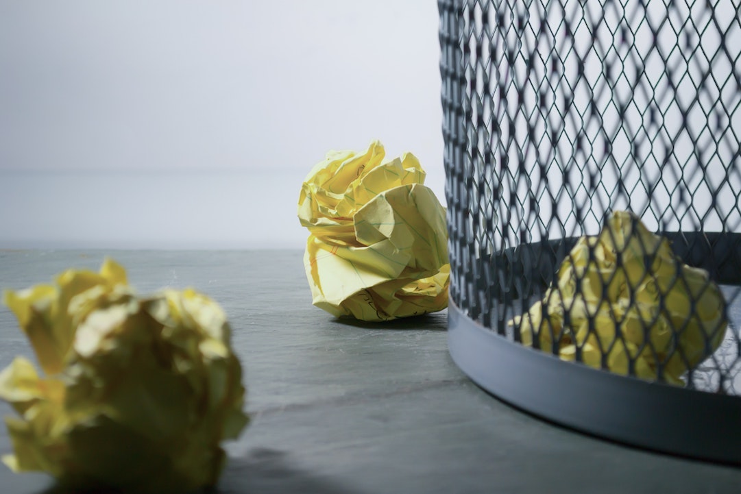 Poubelle avec des papiers - Photo Steve Johnson sur Pexels