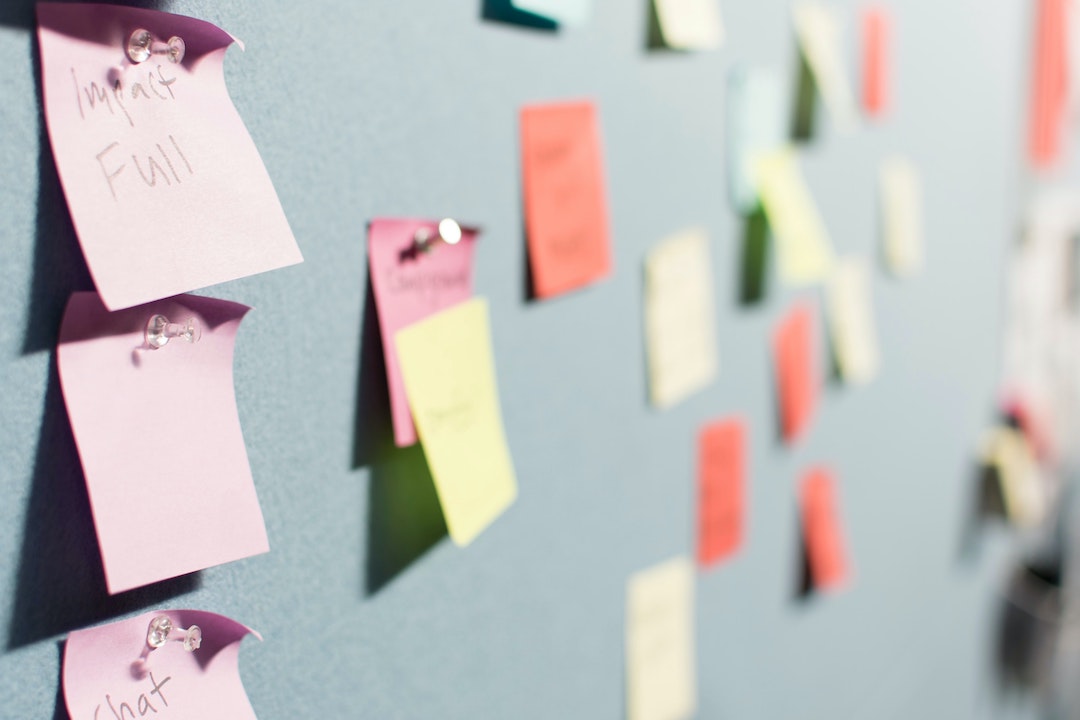 Conseils sur post-its - Photo de Patrick Perkins sur Unsplash