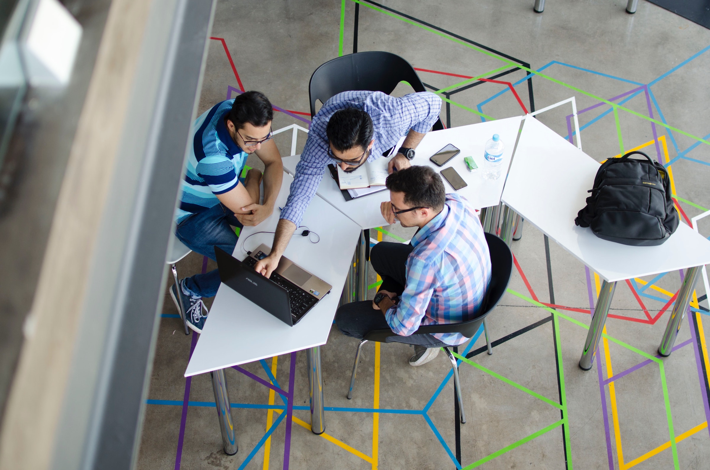 Bulletins d'information pour les startups technologiques - jeune homme nerd discutant devant des ordinateurs portables