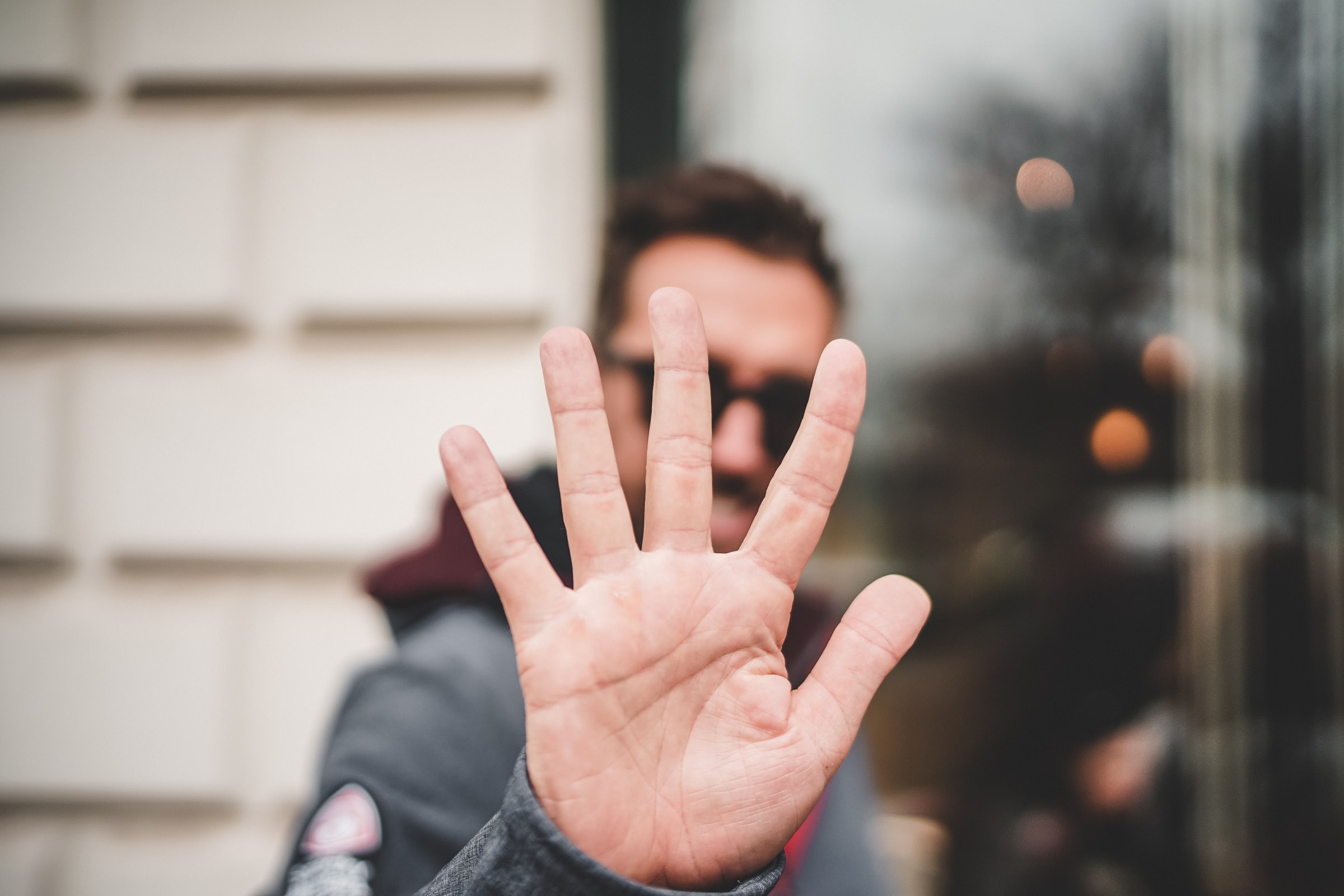 5 raisons pour lesquelles vous n'obtenez pas de réponse de votre liste d'adresses électroniques - homme montrant sa main à 5 doigts