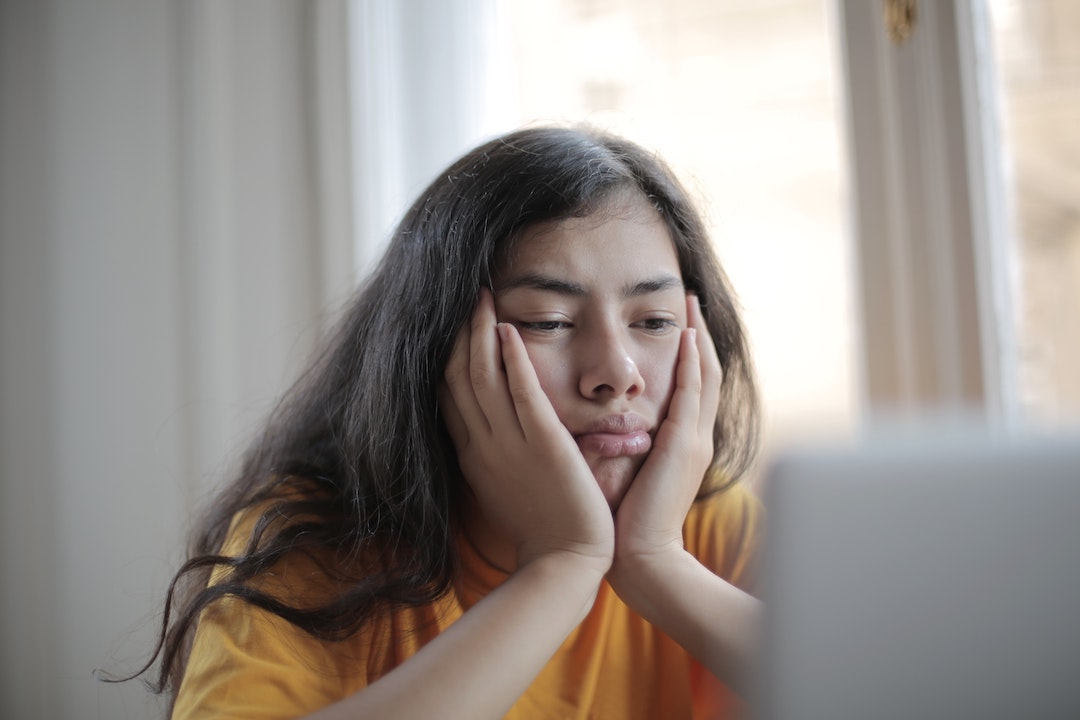 Les gens n'aiment pas mes e-mails - Femme déçue devant un ordinateur