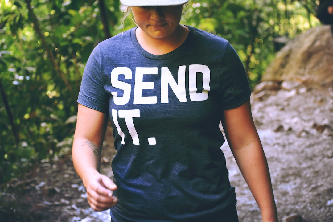 7 méthodes éprouvées - Photo d'une femme portant un t-shirt " Send e-mail " - Photo de Drew Farwell sur Unsplash