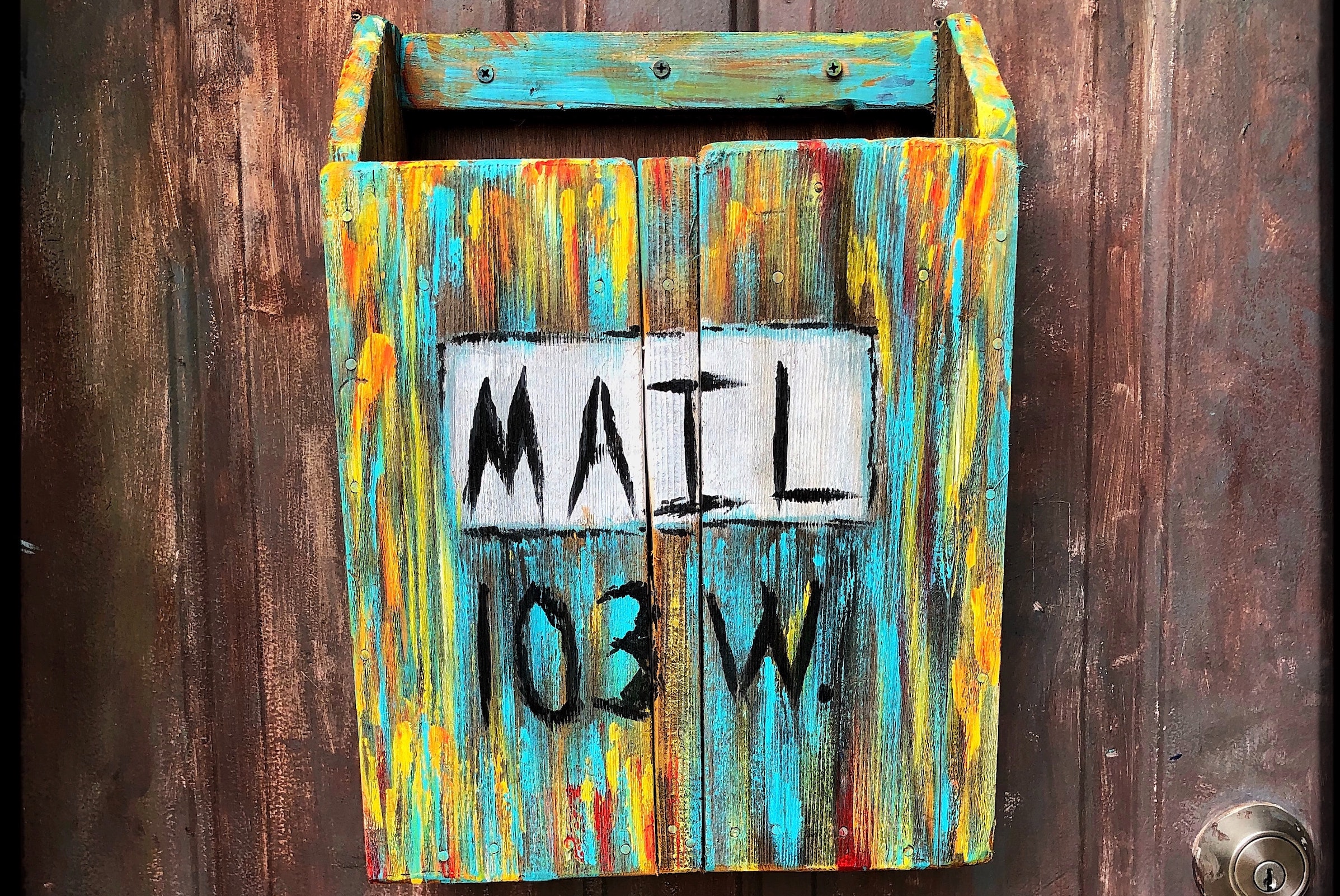 Maibox colorée sur une porte - Photo Carlos J. Cuadros - Pexels