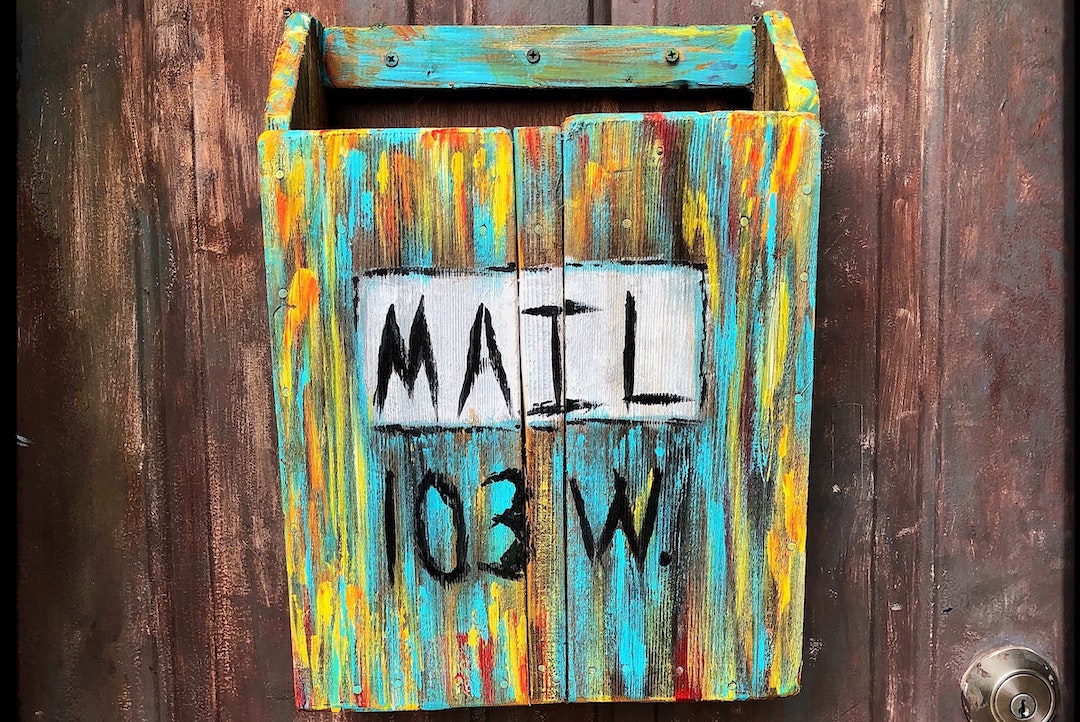 Maibox colorée sur une porte - Photo Carlos J. Cuadros - Pexels