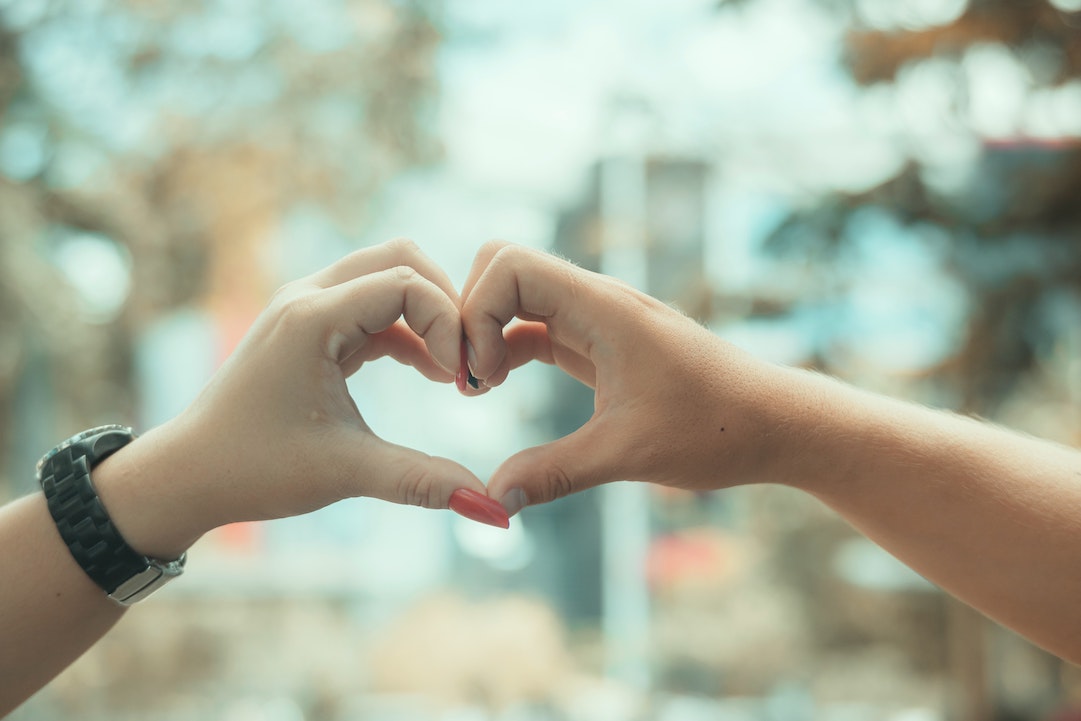 Photo de mains se joignant en signe de cœur. Photo de Nothing Ahead sur Pexels