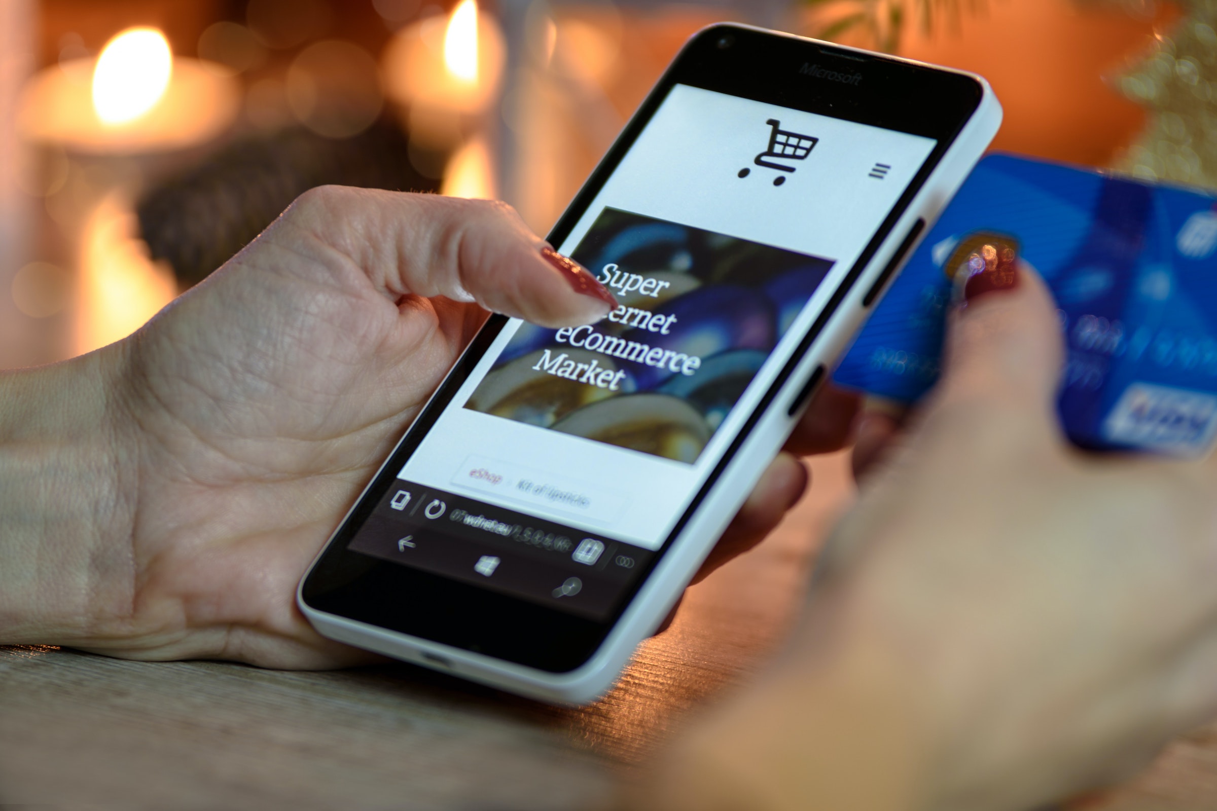 Un pouce sur un site de commerce électronique sur un téléphone - des e-mails de vente convaincants