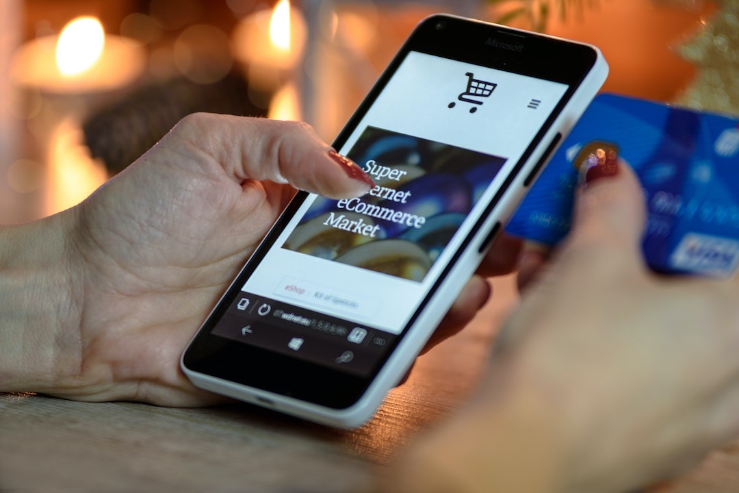 Un pouce sur un site de commerce électronique sur un téléphone - des e-mails de vente convaincants