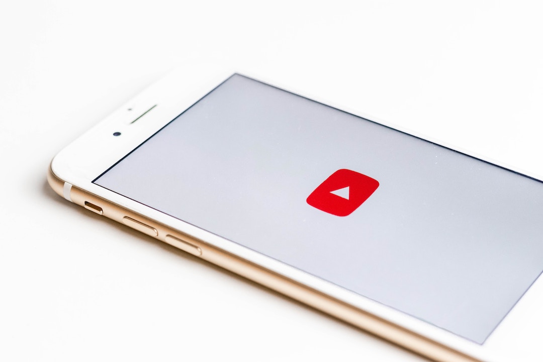 Photo de l'icône de Youtube sur un écran de téléphone - Photo de Sara Kurfeß - Unsplash