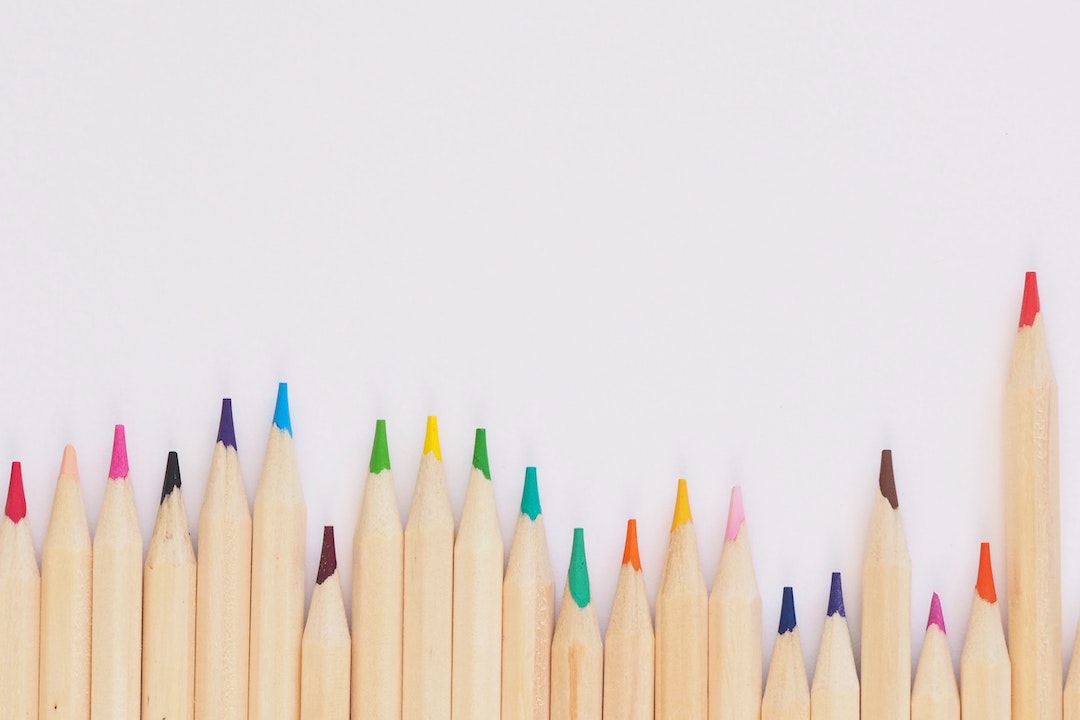 Une rangée de crayons de couleur sur un fond blanc - Photo de Jess Bailey Designs - Pexels