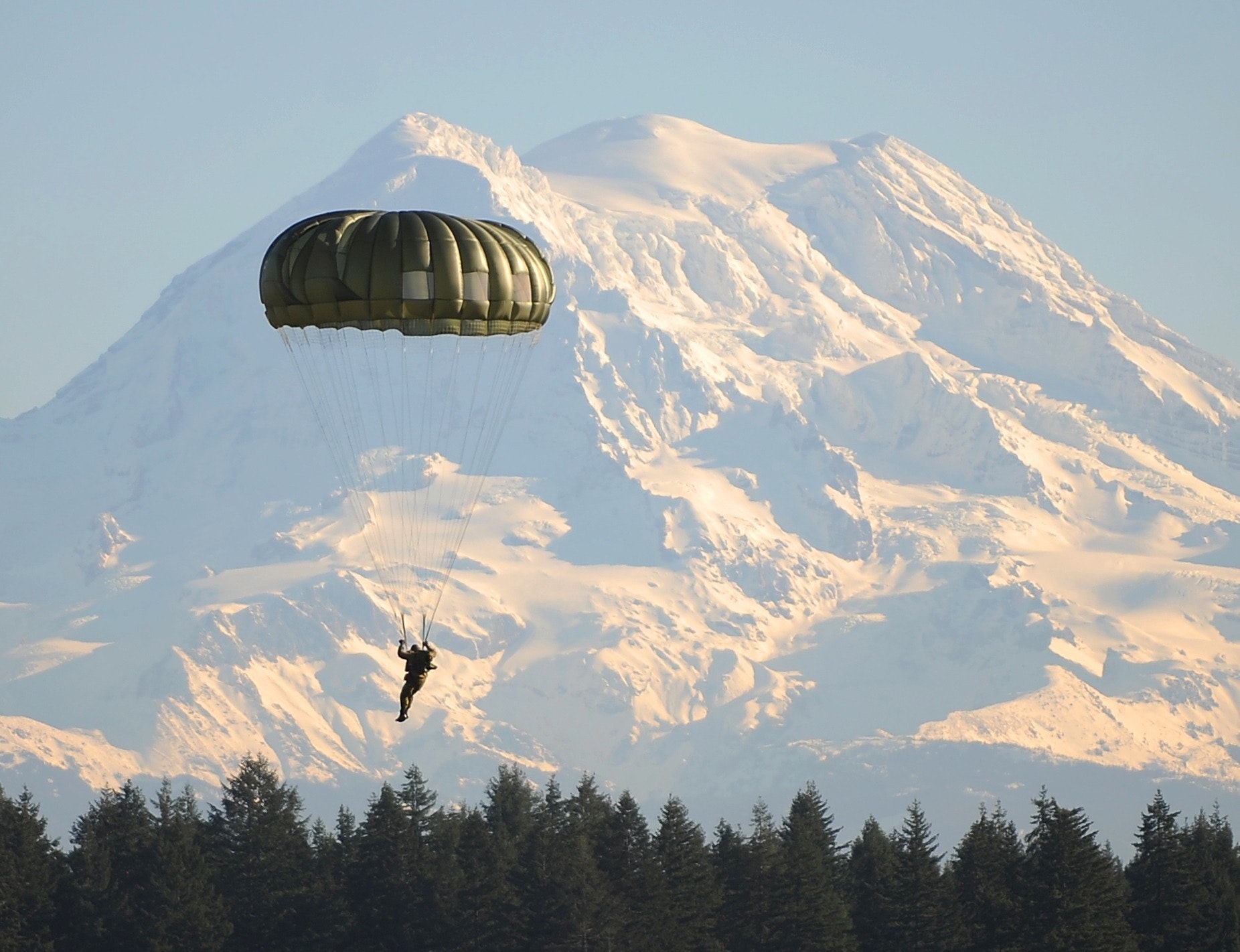 Atterrissage en parachute devant une montagne