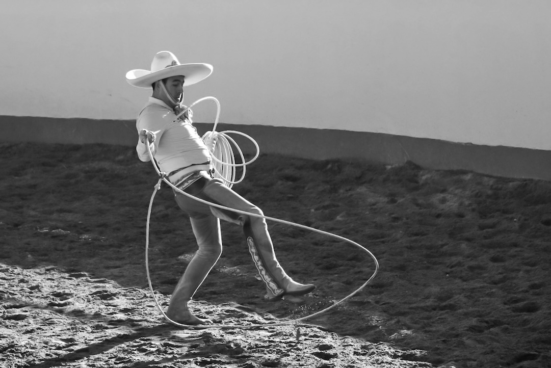 Homme avec un lasso - Photo de Anya Juárez Tenorio - Pexels
