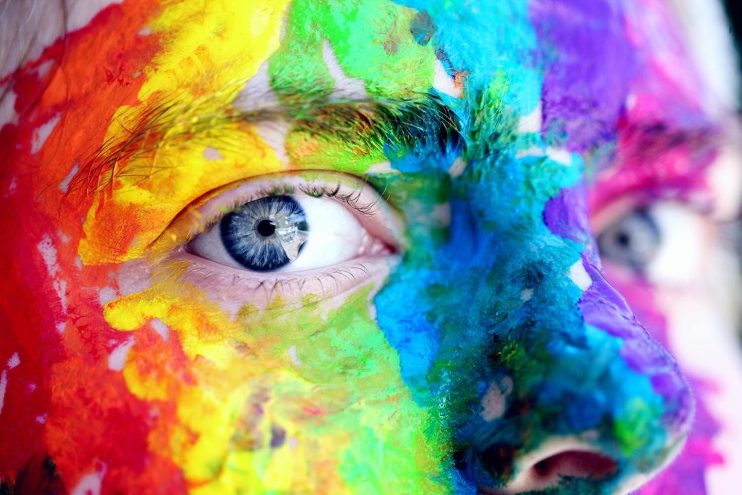 Visage peint avec des couleurs - Photo par Alexander Grey - Pexels