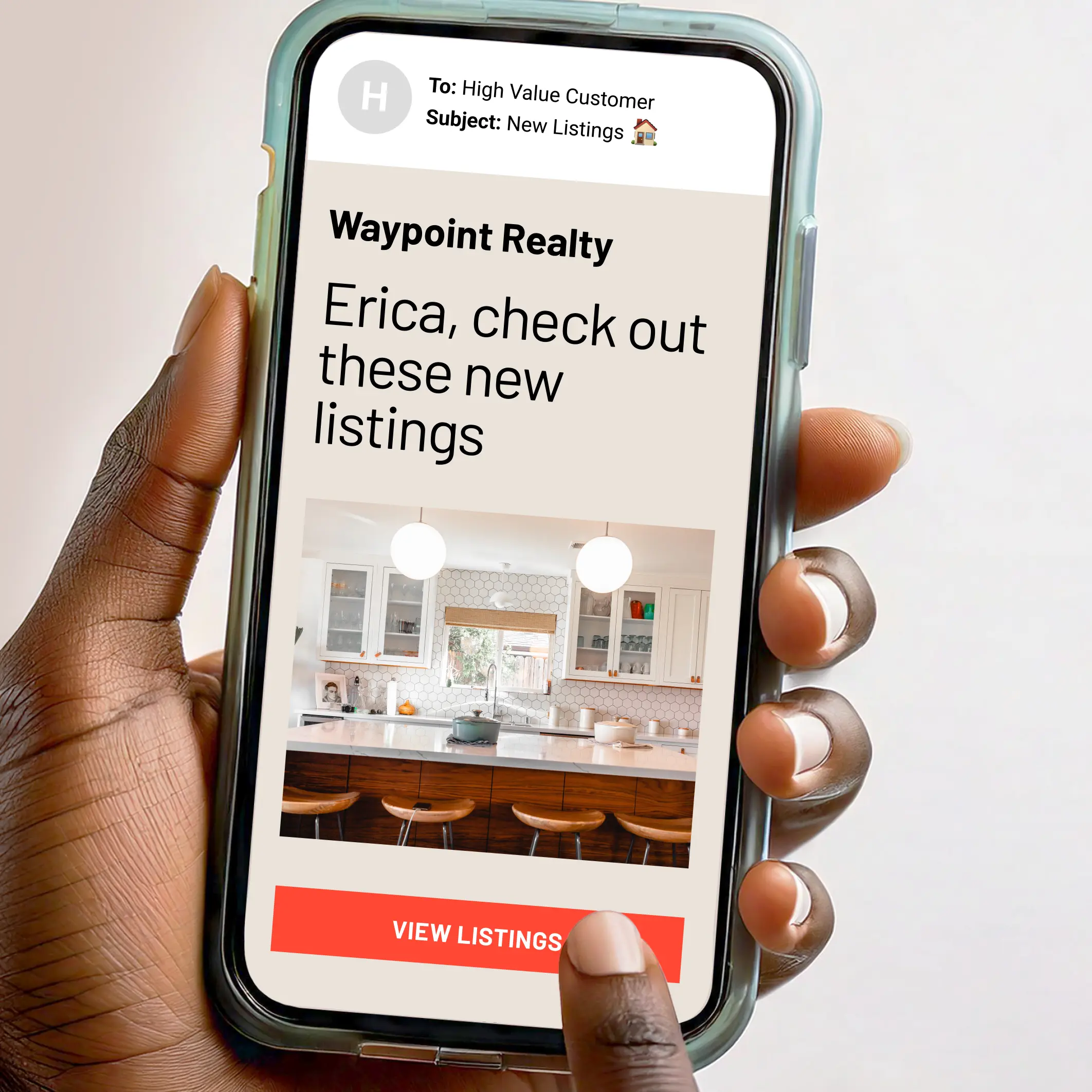 Un e-mail pour l’immobilier affiché sur un téléphone.