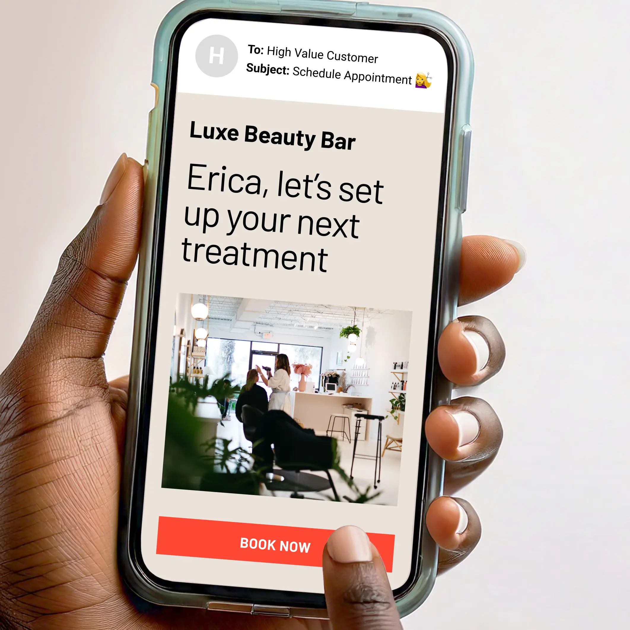 Un email pour les salons de beauté affiché sur un téléphone.
